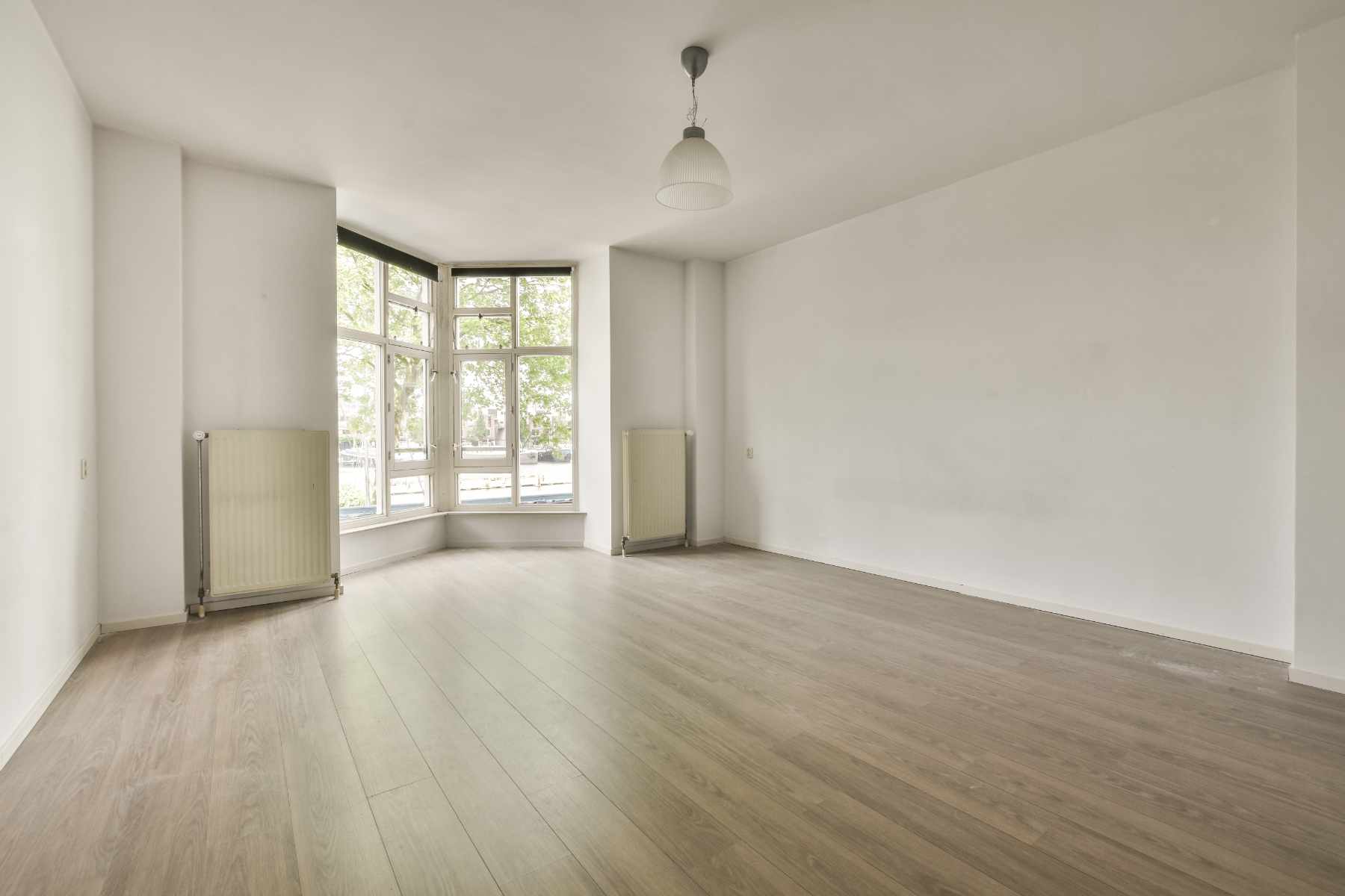interior-of-empty-room-with-windows-PQBJSLJ